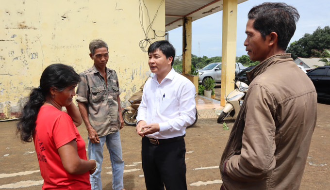 Ông Nguyễn Thanh Tùng, Chủ tịch UBND xã Bù Đăng, tỉnh Đồng Nai (áo trắng) đang trực tiếp trao đổi, nắm bắt tâm tư, nguyện vọng của người dân. giai-quyet-thu-tuc-hanh-chinh-luu-dong-4.jpg