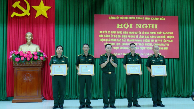 Các tập thể, cá nhân nhận Bằng khen của Ủy ban nhân dân tỉnh Khánh Hòa vì có thành tích trong các chuyên án về đấu tranh chống tội phạm ma túy. Ảnh: TTXVN phát bo-doi-bien-phong-tinh-khanh-hoa-1.jpg