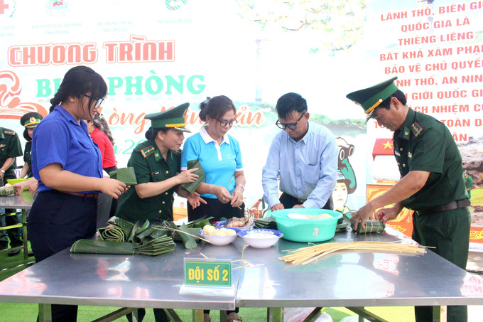 Phần thi gói bánh chưng tạo không khí phấn khởi, vui tươi giữa cán bộ, chiến sỹ bộ đội Biên phòng với các tổ chức chính trị xã hội, người dân.