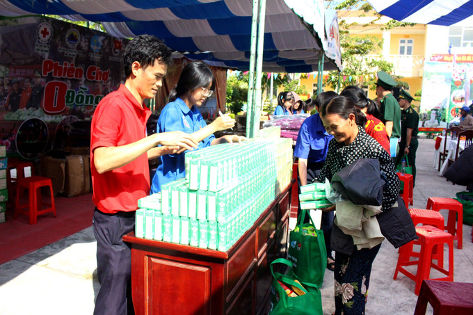 Chương trình “Xuân Biên phòng ấm lòng dân bản” đã trao tặng 500 suất quà cùng nhiều hoạt động an sinh xã hội khác cho học sinh, ngư dân, người dân có hoàn cảnh khó khăn trên địa bàn.