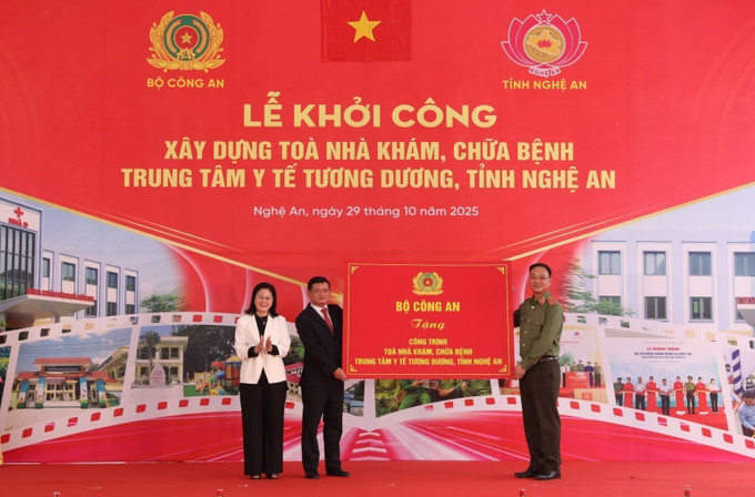 Đại diện Bộ Công an trao biểu trưng xây dựng công trình Toà nhà khám chữa bệnh Trung tâm y tế Tương Dương, tỉnh Nghệ An. Ảnh: Văn Tý/TTXVN Đại diện Bộ Công an trao biểu trưng xây dựng công trình Toà nhà khám chữa bệnh Trung tâm y tế Tương Dương, tỉnh Nghệ An. Ảnh: Văn Tý/TTXVN