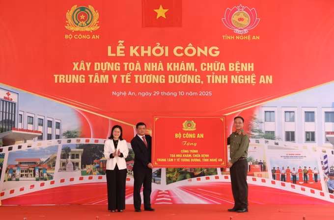 Đại diện Bộ Công an trao biểu trưng xây dựng công trình Toà nhà khám chữa bệnh Trung tâm y tế Tương Dương, tỉnh Nghệ An. Ảnh: Văn Tý/TTXVN