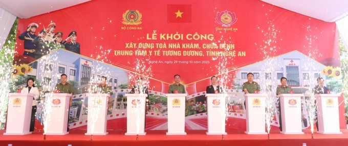 Các đại biểu ấn nút khởi công công trình. Ảnh: Văn Tý/TTXVN trung-tam-y-te-tuong-duong-1.jpg
