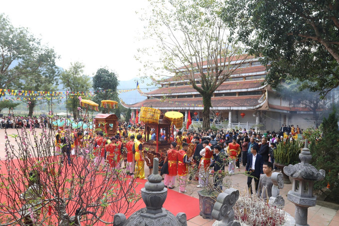 Đoàn rước kiệu Đức Ông, Thánh Mẫu, vị thần thờ về tới sân Chùa Tiên.