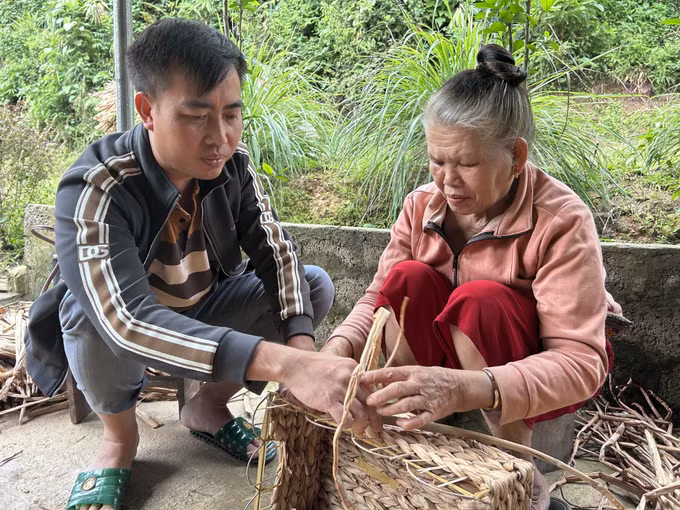 Các nghệ nhân dạy người dân đan sản phẩm đầu tiên là giỏ đựng đồ, sau đó là thảm, bình hoa, khay giấy với các kỹ thuật đan xương cá, mắt na và hoa thị.