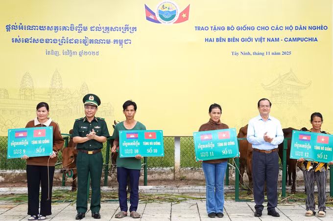Thiếu tướng Vũ Quốc Ân - Phó Chính ủy Bộ đội Biên phòng và ông Nguyễn Hồng Thanh - Phó Chủ tịch UBND tỉnh Tây Ninh tặng bò giống cho các hộ dân nghèo hai bên biên giới Việt Nam - Campuchia.