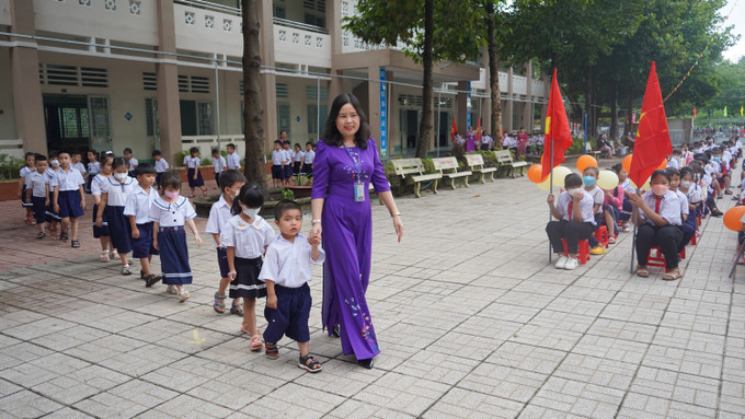 Nghi thức đón học sinh lớp 1 tại lễ khai giảng Trường tiểu học Trần Quốc Toản, tỉnh Tây Ninh. Ảnh tư liệu: Thanh Tân/TTXVN khai-giang-nam-hoc-moi.jpg