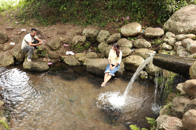 Nhiều du khách đến tham quan, trải nghiệm tại hệ thống giếng cổ Gio An. Nhiều du khách đến tham quan, trải nghiệm tại hệ thống giếng cổ Gio An.