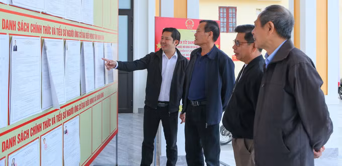 Cử tri xã Xuân Hưng tìm hiểu danh sách thông tin người ứng cử Đại biểu Quốc hội và HDND các cấp tại Khu vực bỏ phiếu số 12.