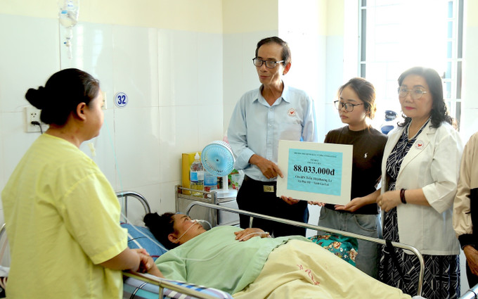 Đại diện Hội Bảo trợ bệnh nhân nghèo tỉnh Gia Lai cùng các chi hội, nhóm thiện nguyện và các nhà hảo tâm đến thăm, trao số tiền hơn 83 triệu đồng cho gia đình bệnh nhân Trần Thị Hương Ly. Ảnh: Quang Thái/TTXVN hoi-bao-tro-benh-nhan-ngheo-tinh-gia-lai-1070.jpg