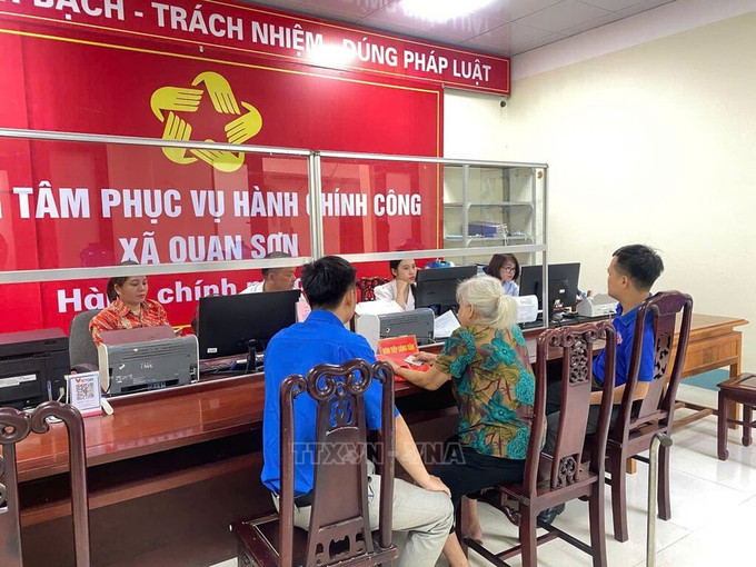 Đoàn viên thanh niên tỉnh Thanh Hóa hỗ trợ người dân làm thủ tục tại Trung tâm phục vụ hành chính công xã Quan Sơn. Ảnh minh họa: Nguyễn Đình Nam/TTXVN thanh-hoa.jpg