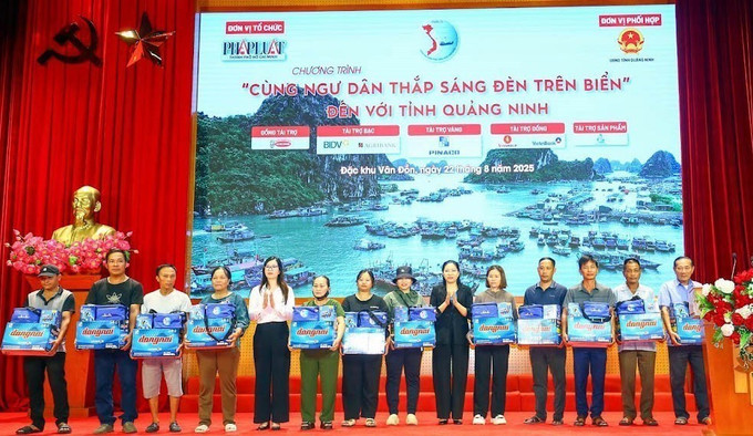 Ban tổ chức chương trình trao quà cho các ngư dân. Ảnh: TTXVN phát Ban tổ chức chương trình trao quà cho các ngư dân. Ảnh: TTXVN phát