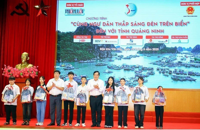 Ban tổ chức trao quà cho con em ngư dân có hoàn cảnh khó khăn, vượt khó học giỏi. Ảnh: TTXVN phát ngu-dan-bien-quang-ninh-2.jpg