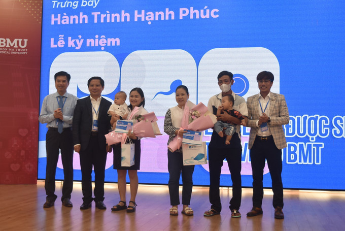 Bệnh viện Đại học Y Dược Buôn Ma Thuột tặng quà tri ân các cặp vợ chồng hiếm muộn trong hành trình tìm con. Bệnh viện Đại học Y Dược Buôn Ma Thuột tặng quà tri ân các cặp vợ chồng hiếm muộn trong hành trình tìm con.