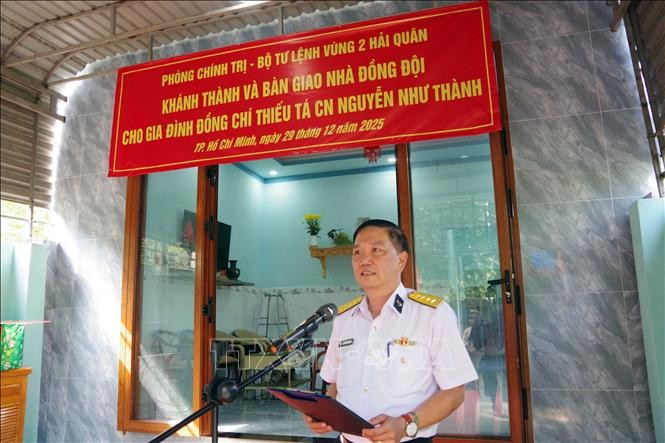 Đại tá Lê Hồng Quang, Phó Chủ nhiệm Chính trị Vùng 2 Hải quân, phát biểu tại Lễ bàn giao. Ảnh: TTXVN phát