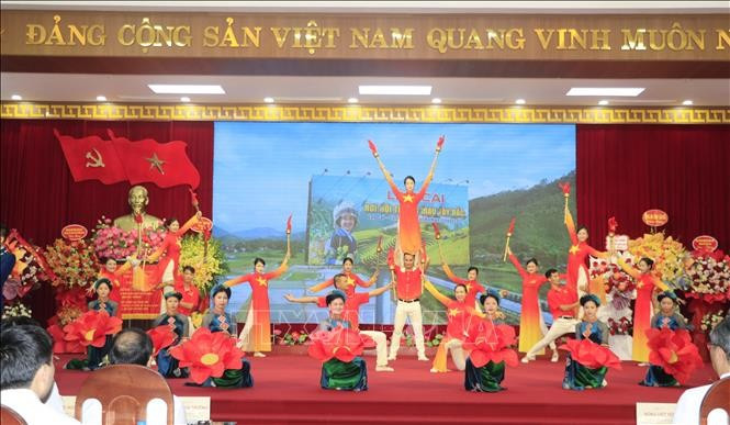 Tiết mục văn nghệ tại lễ kỷ niệm. Tiết mục văn nghệ tại lễ kỷ niệm.