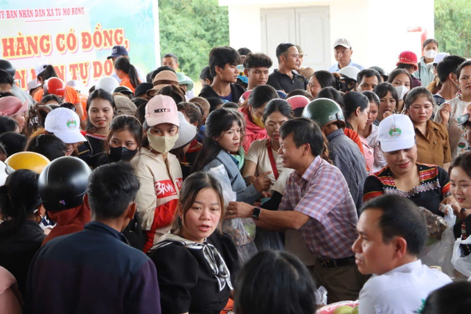 Đông đảo đồng bào Xê Đăng tham gia phiên chợ. Ảnh: TTXVN phát Đông đảo đồng bào Xê Đăng tham gia phiên chợ. Ảnh: TTXVN phát