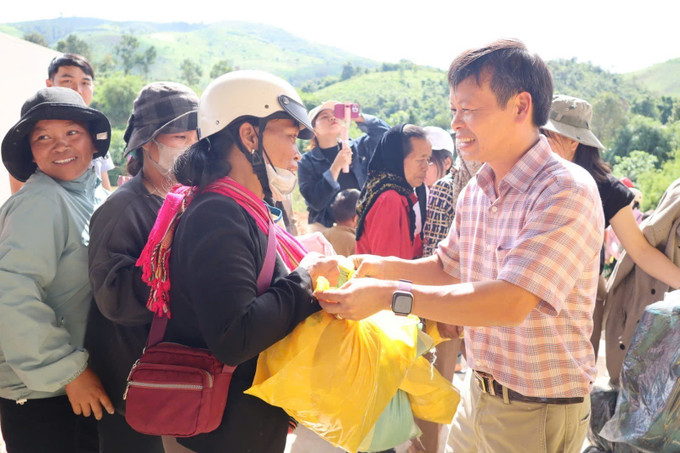 Phó Bí thư Đảng ủy, Chủ tịch UBND xã Tu Mơ Rông Trần Quốc Huy trao quà cho người dân tại phiên chợ. Ảnh: TTXVN phát Phó Bí thư Đảng ủy, Chủ tịch UBND xã Tu Mơ Rông Trần Quốc Huy trao quà cho người dân tại phiên chợ. Ảnh: TTXVN phát
