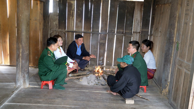 Lực lượng biên phòng và các già làng, trưởng bản đến từng hộ gia đình người Chứt ở bản Rào Tre để tuyên truyền về công tác bầu cử.