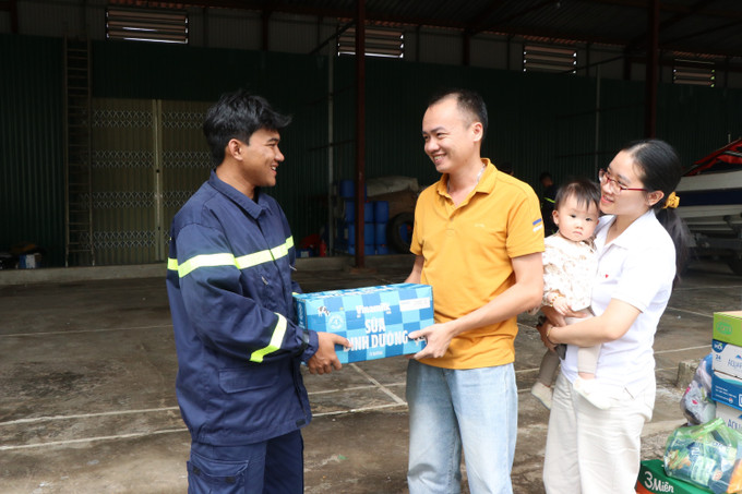 Người dân, cán bộ, chiến sĩ tại phía Tây Đắk Lắk ủng hộ các nhu yếu phẩm với mong muốn san sẻ phần nào khó khăn với đồng bào vùng lũ.