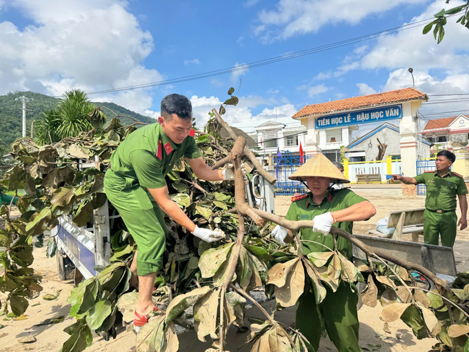 Chiến sĩ Công an tỉnh Đắk Lắk dọn dẹp vệ sinh, khắc phục hậu quả mưa lũ tại Trường Tiểu học Phú Mỡ, xã Phú Mỡ (tỉnh Đắk Lắk). Ảnh: TTXVN phát