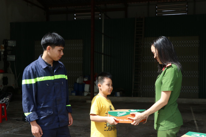 Người dân, cán bộ, chiến sĩ tại phía Tây Đắk Lắk ủng hộ các nhu yếu phẩm với mong muốn san sẻ phần nào khó khăn với đồng bào vùng lũ.