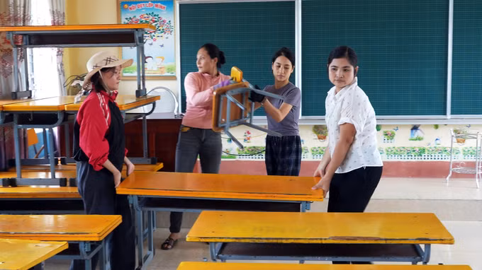Giáo viên trường tiểu học Đỉnh Bàn (xã Thạch Khê, tỉnh Hà Tĩnh) sắp xếp lại bàn ghế tại các lớp học.