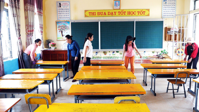 Giáo viên trường tiểu học Đỉnh Bàn (xã Thạch Khê, tỉnh Hà Tĩnh) sắp xếp lại bàn ghế tại các lớp học. Giáo viên trường tiểu học Đỉnh Bàn (xã Thạch Khê, tỉnh Hà Tĩnh) sắp xếp lại bàn ghế tại các lớp học.