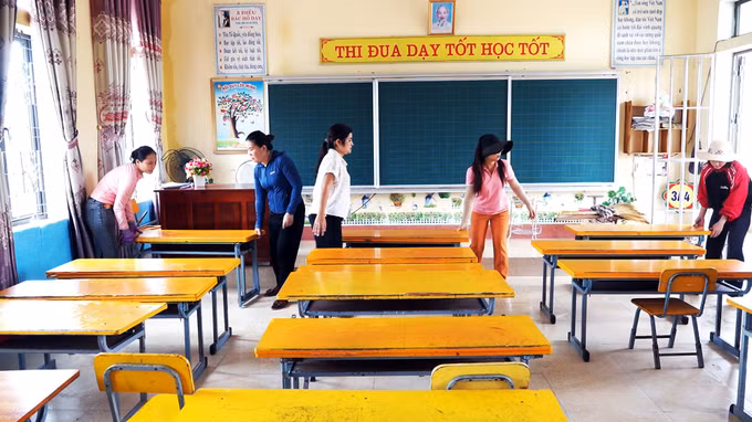 Giáo viên trường tiểu học Đỉnh Bàn (xã Thạch Khê, tỉnh Hà Tĩnh) sắp xếp lại bàn ghế tại các lớp học.