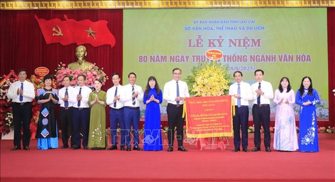 Bí thư Tỉnh ủy, Chủ tịch HĐND tỉnh Lào Cai Trịnh Xuân Trường tặng hoa và bức trướng chúc mừng ngành Văn hóa, Thể thao và Du lịch tỉnh. Bí thư Tỉnh ủy, Chủ tịch HĐND tỉnh Lào Cai Trịnh Xuân Trường tặng hoa và bức trướng chúc mừng ngành Văn hóa, Thể thao và Du lịch tỉnh.