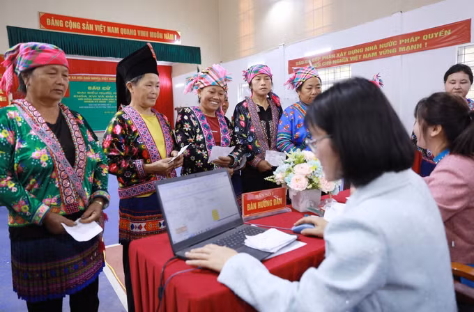 Cử tri bản Nậm Sảo 2 vui mừng đến làm thủ tục bỏ phiếu bầu cử tại khu vực bỏ phiếu số 3, bản Nậm Sảo 2, xã biên giới Pa Tần. Ảnh: Quý Trung/TTXVN