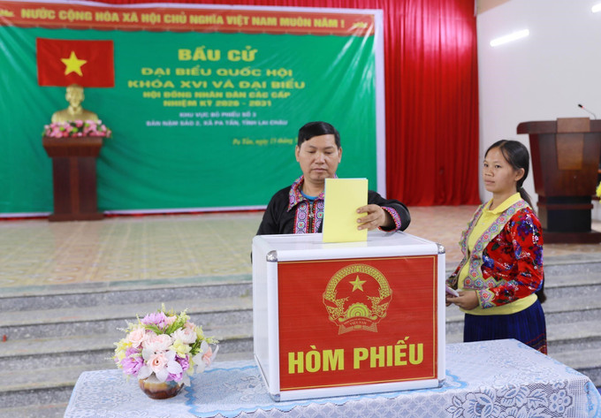 Cử tri bỏ phiếu bầu cử tại khu vực bỏ phiếu số 3, bản Nậm Sảo 2, xã biên giới Pa Tần. Ảnh: Quý Trung/TTXVN