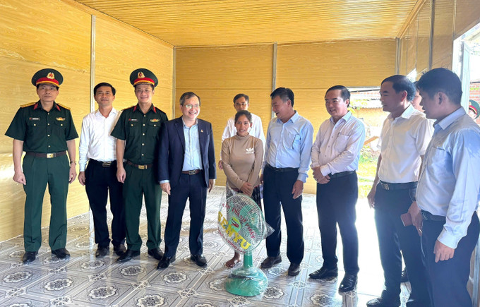 Niềm vui của gia đình chính sách, hộ nghèo và cận nghèo tỉnh Quảng Trị khi được nhận nhà mới. Niềm vui của gia đình chính sách, hộ nghèo và cận nghèo tỉnh Quảng Trị khi được nhận nhà mới.