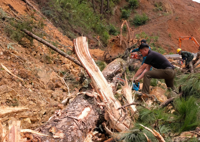 Lực lượng chức năng đang nỗ lực giải tỏa hiện trường, sớm thông tuyến đèo D’ran để đi Phan Rang (Khánh Hòa). Lực lượng chức năng đang nỗ lực giải tỏa hiện trường, sớm thông tuyến đèo D’ran để đi Phan Rang (Khánh Hòa).