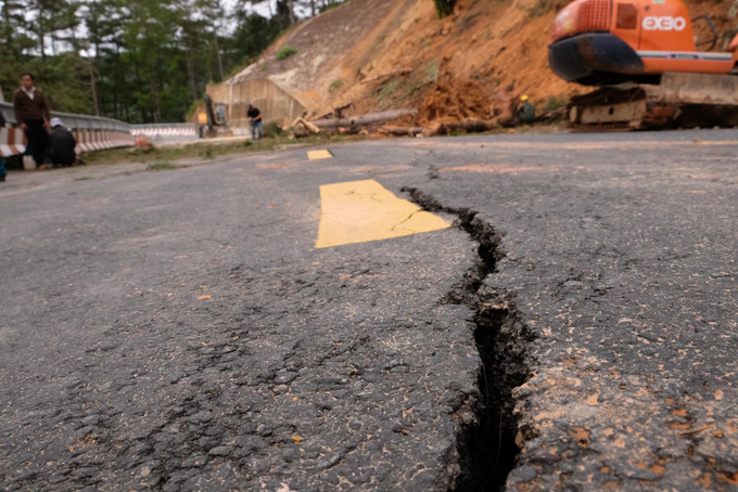 Bên dưới nền đường xuất hiện sụt lún, có nhiều vết nứt lớn, kéo dài khoảng 10m tại phần đường dẫn vào cầu Treo thuộc quốc lộ 20. Bên dưới nền đường xuất hiện sụt lún, có nhiều vết nứt lớn, kéo dài khoảng 10m tại phần đường dẫn vào cầu Treo thuộc quốc lộ 20.