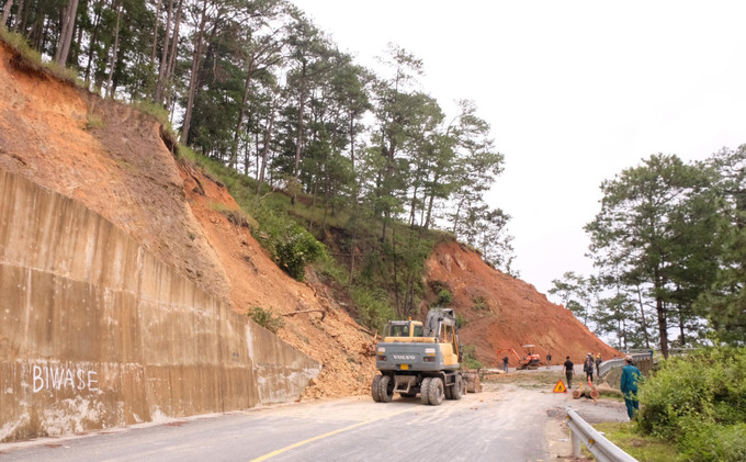 Đoạn sạt lở thuộc taluy dương, có chiều dài gần 200m. Phía trên đỉnh đồi còn nhiều vết nứt lớn, nhiều cây thông cổ thụ nghiêng ngả, có nguy cơ sạt lở rất cao. Đoạn sạt lở thuộc taluy dương, có chiều dài gần 200m. Phía trên đỉnh đồi còn nhiều vết nứt lớn, nhiều cây thông cổ thụ nghiêng ngả, có nguy cơ sạt lở rất cao.