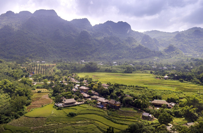Bản Giang Mỗ nằm dưới thung lũng chân núi Mỗ, xung quanh bản là màu xanh của nương lúa và núi rừng. van-hoa-muong-ban-mo-18.jpg