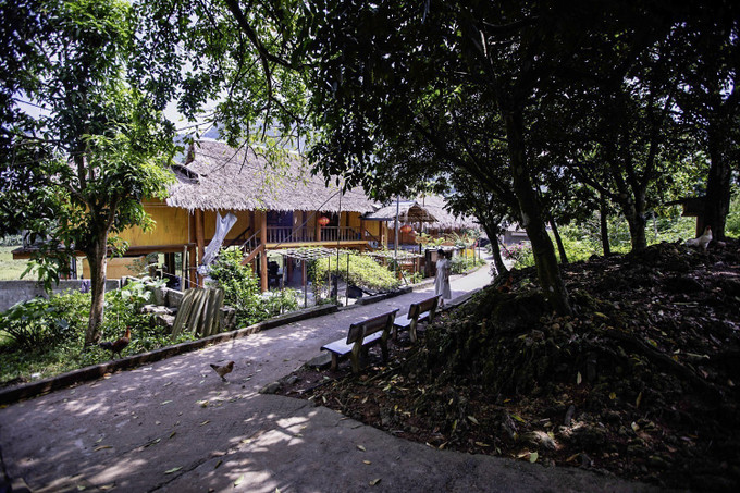 Xóm Mỗ hiện có 195 hộ dân với 735 nhân khẩu, trong đó người Mường chiếm đến 98%. Khoảng 30 hộ ở khu trung tâm đã đủ điều kiện đón khách du lịch, 14 hộ kinh doanh homestay. Xóm Mỗ hiện có 195 hộ dân với 735 nhân khẩu, trong đó người Mường chiếm đến 98%. Khoảng 30 hộ ở khu trung tâm đã đủ điều kiện đón khách du lịch, 14 hộ kinh doanh homestay.