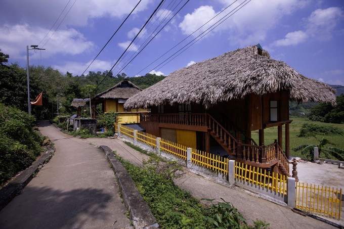 Điều làm nên linh hồn Giang Mỗ chính là những ngôi nhà sàn cổ hình con rùa – kiến trúc đặc trưng của người Mường. van-hoa-muong-ban-mo-8.jpg
