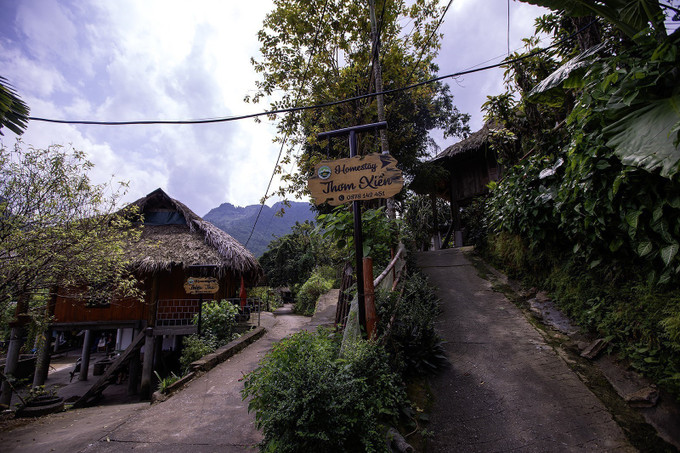 Xóm Mỗ hiện có 195 hộ dân với 735 nhân khẩu, trong đó người Mường chiếm đến 98%. Khoảng 30 hộ ở khu trung tâm đã đủ điều kiện đón khách du lịch, 14 hộ kinh doanh homestay. van-hoa-muong-ban-mo-13.jpg