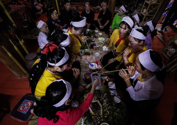 Văn hóa uống rượu cần đặc sắc của người Mường trong những ngày tết.