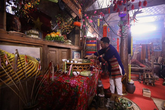 Tục lệ thờ cúng tổ tiên trong những ngày tết được người Mường duy trì qua nhiều thế hệ.