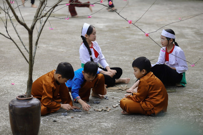 Trẻ em dân tộc Mường chơi các trò chơi dân gian trong những ngày tết.