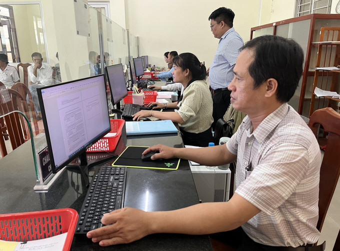 Ông Châu Công Ngà - Trung tâm Phục vụ hành chính công xã Thuận Mỹ là 1 trong 2 cán bộ được biểu dương do được người dân khen ngợi sau một tuần vận hành bộ máy mới. Ông Châu Công Ngà - Trung tâm Phục vụ hành chính công xã Thuận Mỹ là 1 trong 2 cán bộ được biểu dương do được người dân khen ngợi sau một tuần vận hành bộ máy mới.