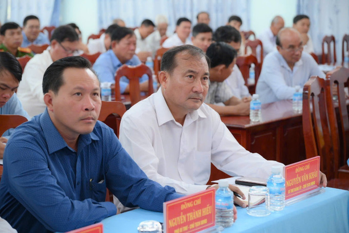 Bí thư Đảng uỷ xã Thuận Mỹ Nguyễn Văn Khải (áo trắng) tại buổi đối thoại với người dân khi vận hành chính quyền mới. Bí thư Đảng uỷ xã Thuận Mỹ Nguyễn Văn Khải (áo trắng) tại buổi đối thoại với người dân khi vận hành chính quyền mới.