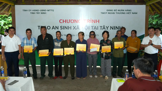 Vietcombank trao tặng 20 suất quà, với tổng trị giá 20 triệu đồng cho các hộ nghèo, gia đình chính sách xã Tân Lập, tỉnh Tây Ninh. Vietcombank trao tặng 20 suất quà, với tổng trị giá 20 triệu đồng cho các hộ nghèo, gia đình chính sách xã Tân Lập, tỉnh Tây Ninh.