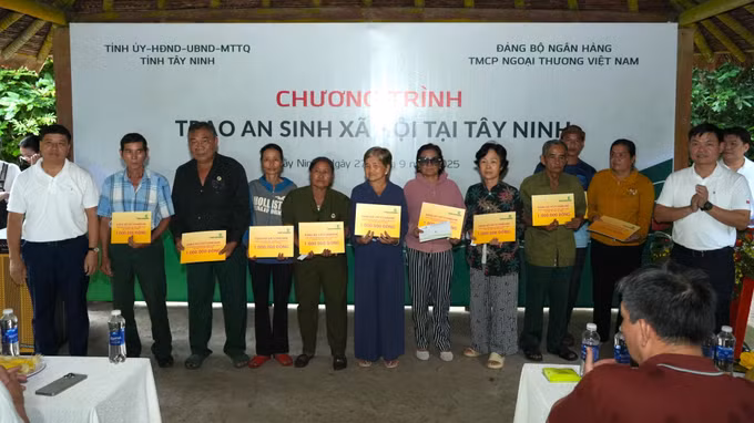 Vietcombank trao tặng 20 suất quà, với tổng trị giá 20 triệu đồng cho các hộ nghèo, gia đình chính sách xã Tân Lập, tỉnh Tây Ninh.