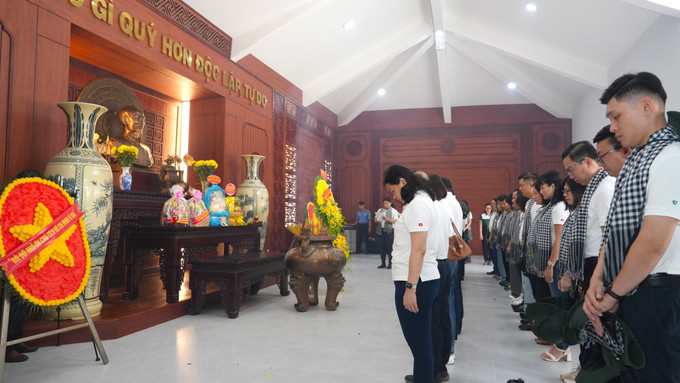 Các đại biểu dành một phút mặc niệm tri ân Chủ tich Hồ Chí Minh và các Anh hùng liệt sĩ tại Khu Di tích lịch sử Trung ương Cục miền Nam. Các đại biểu dành một phút mặc niệm tri ân Chủ tich Hồ Chí Minh và các Anh hùng liệt sĩ tại Khu Di tích lịch sử Trung ương Cục miền Nam.