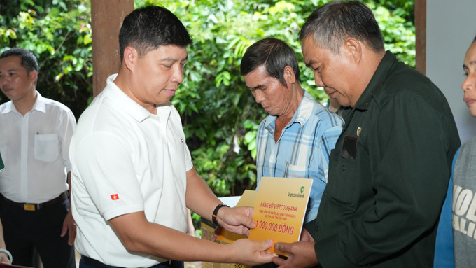 Vietcombank trao quà cho gia đình chính sách và hộ nghèo tại xã Tân Lập, tỉnh Tây Ninh. Vietcombank trao quà cho gia đình chính sách và hộ nghèo tại xã Tân Lập, tỉnh Tây Ninh.