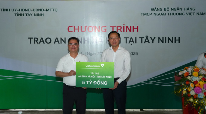 Đồng chí Nguyễn Thanh Tùng, Ủy viên Ban Chấp hành Đảng bộ Chính phủ, Bí thư Đảng ủy - Chủ tịch Hội đồng quản trị Vietcombank (bên trái) trao biểu trưng tài trợ 5 tỷ đồng cho công tác y tế và giáo dục trên địa bàn tỉnh Tây Ninh. Đồng chí Nguyễn Thanh Tùng, Ủy viên Ban Chấp hành Đảng bộ Chính phủ, Bí thư Đảng ủy - Chủ tịch Hội đồng quản trị Vietcombank (bên trái) trao biểu trưng tài trợ 5 tỷ đồng cho công tác y tế và giáo dục trên địa bàn tỉnh Tây Ninh.